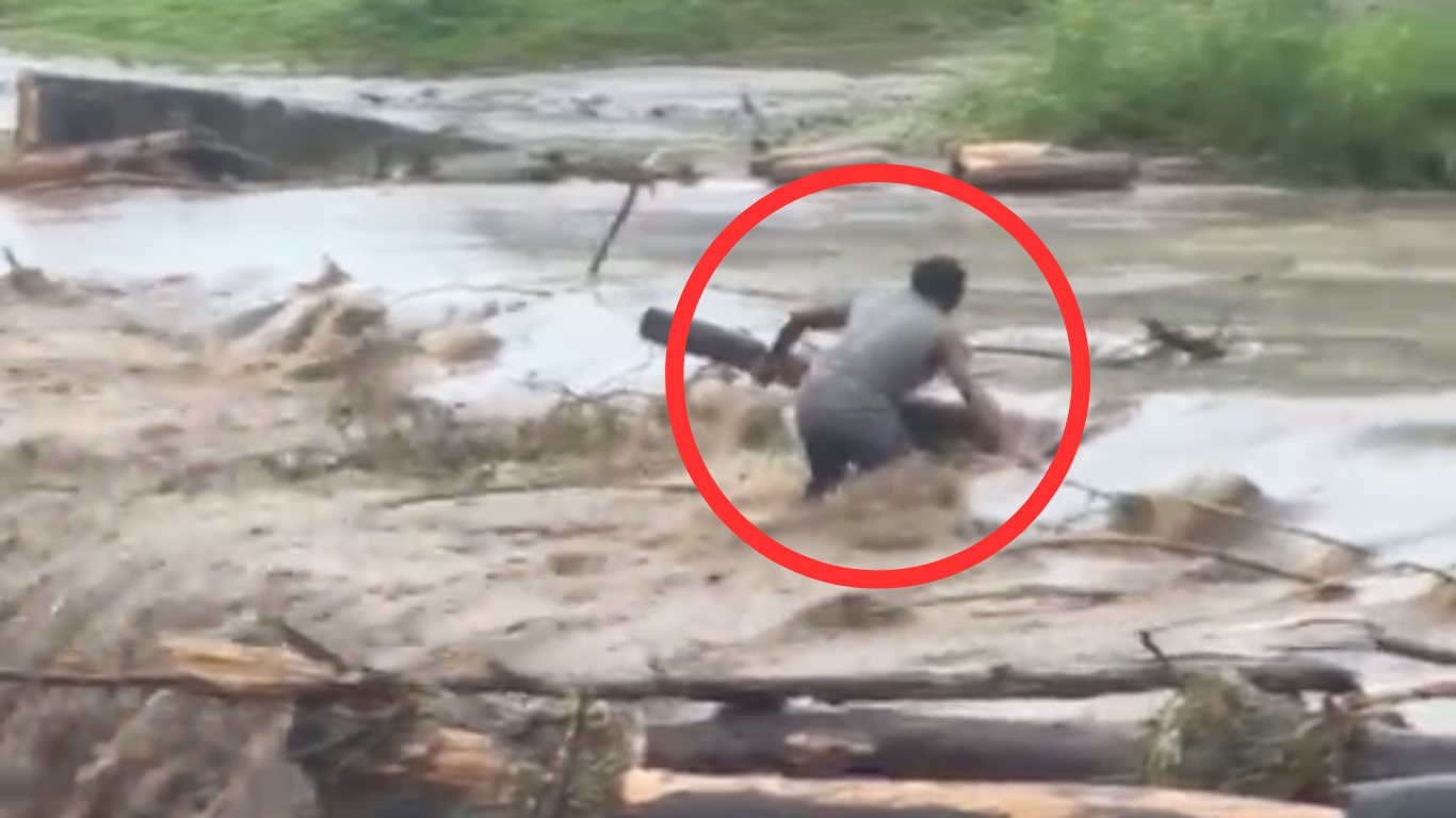 Video: Hombre arriesga su vida para cruzar río cre