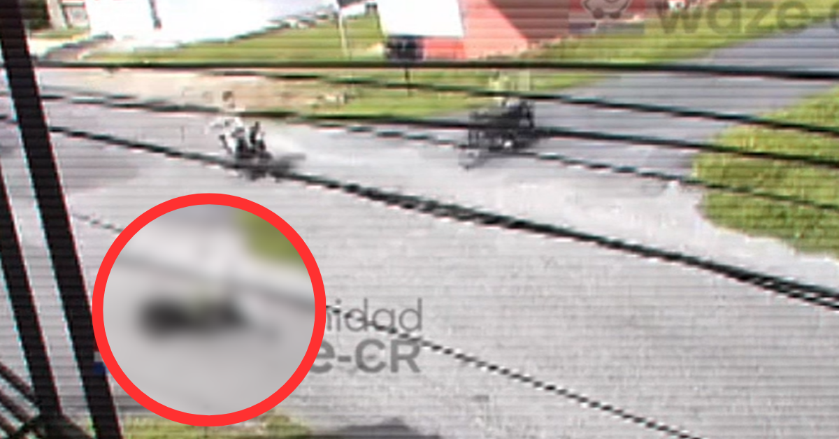 (Video) Sujetos salen volando tras brutal choque de motocicletas en Puntarenas