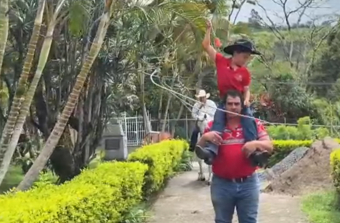 Padre e hijo unidos por los caballos y el arte del