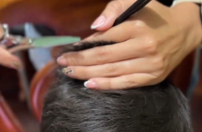 Aprendió barbería para ayudar a su hijo con autism