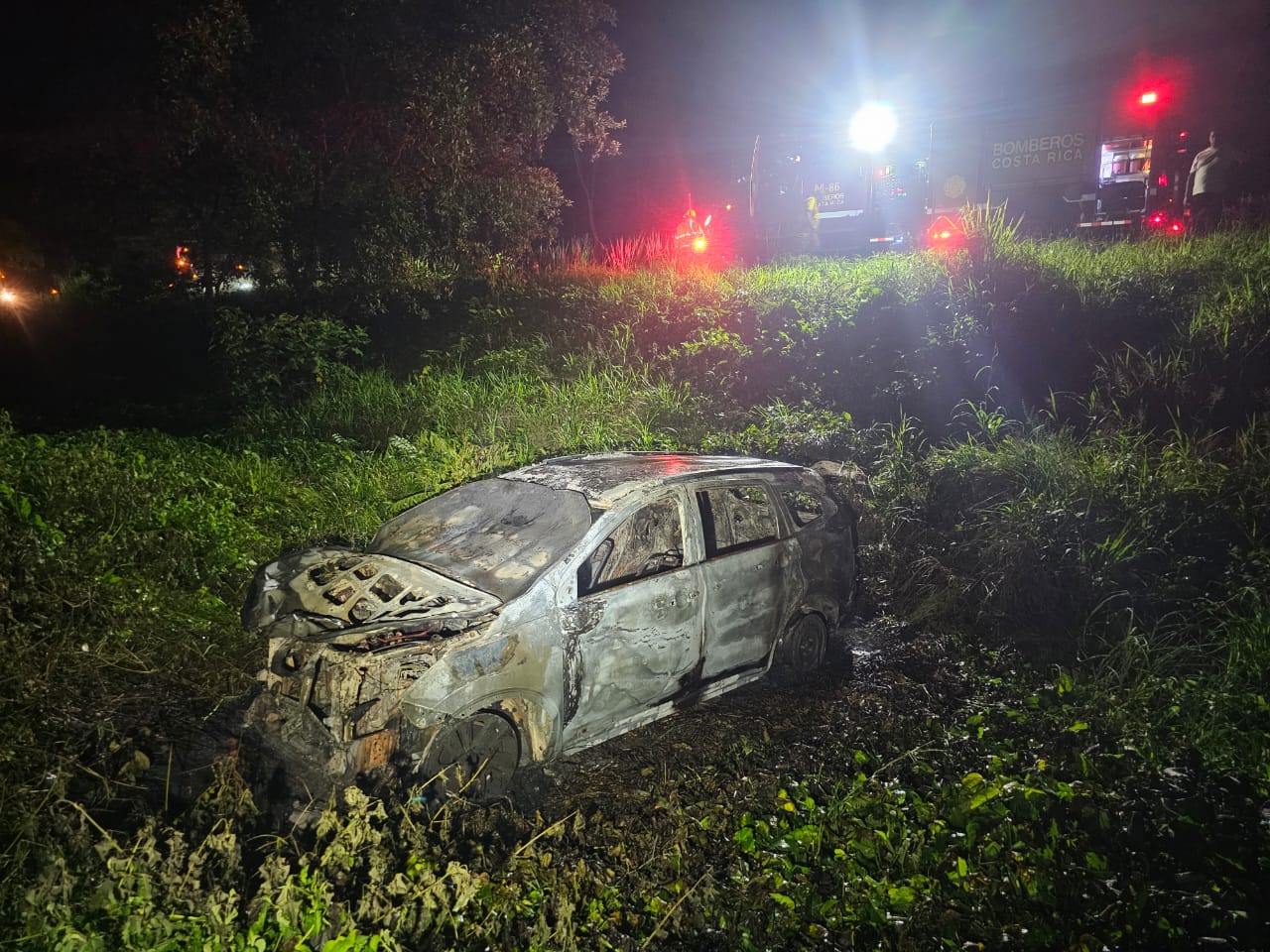 Carro choca, se cae a guindo y se prende en fuego tras accidente