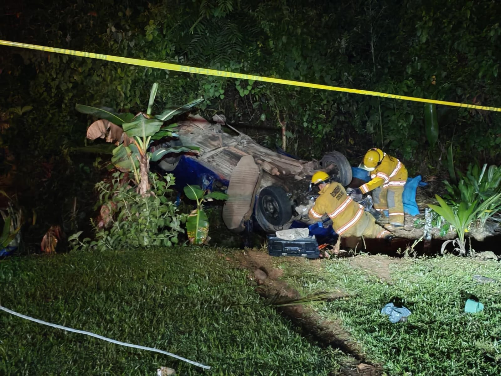 Fatal vuelco deja dos fallecidos y tres heridos trasladados al hospital