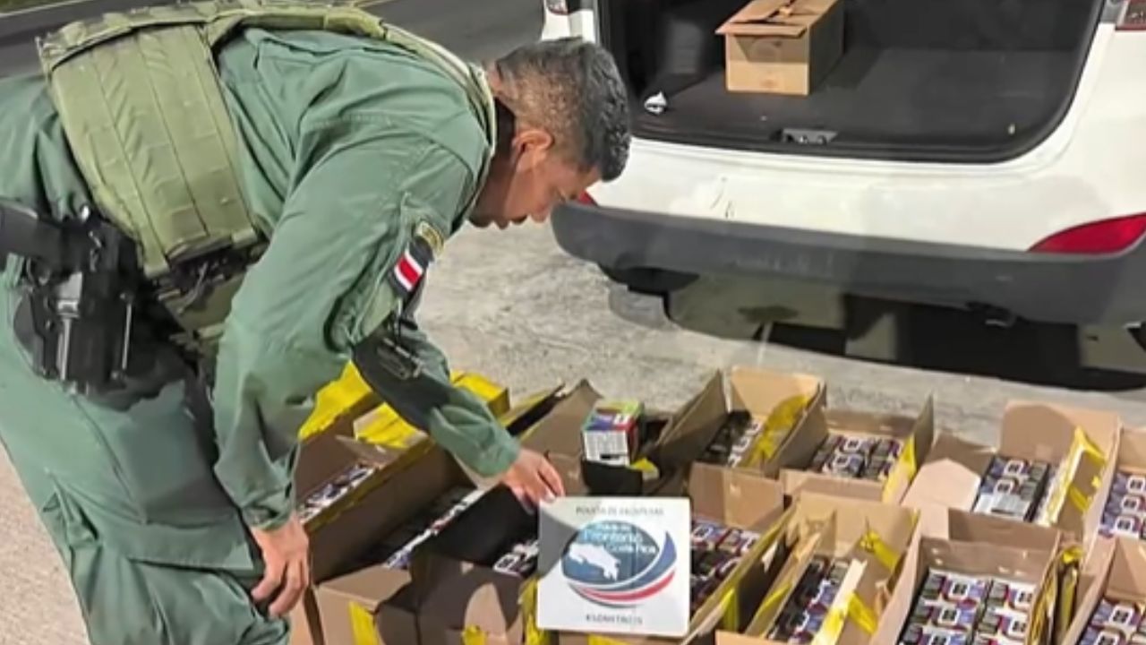 Detienen a hombre con cubos de postales del Mundial valorado