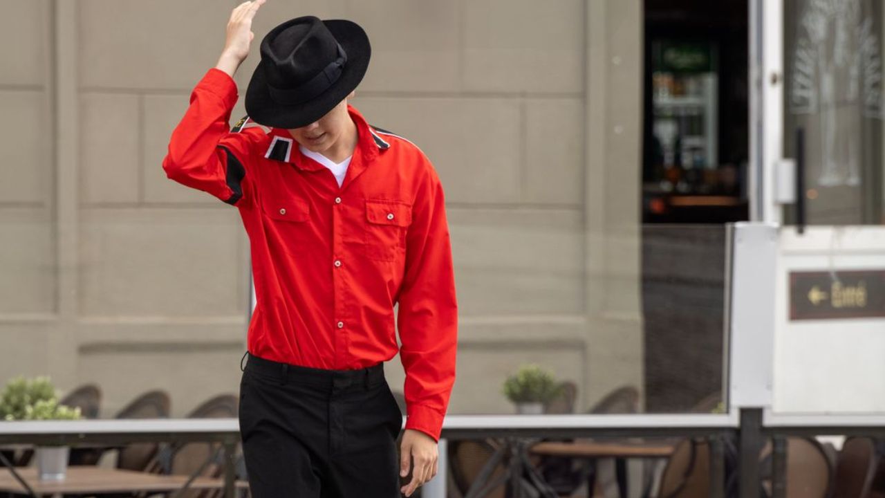 Por esta increíble cantidad de dinero subastan guante que usó Michael Jackson