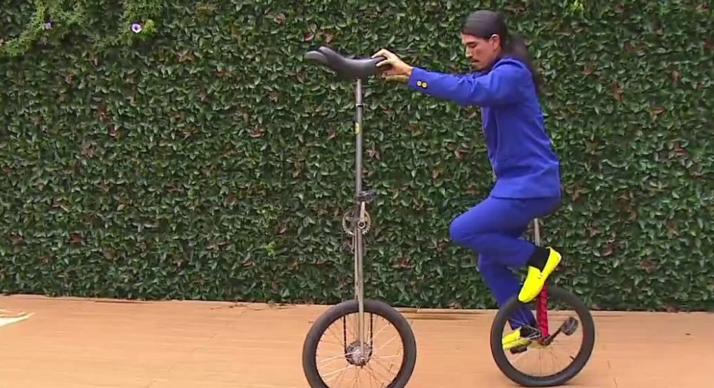Brandon es capaz de andar en un monociclo y tocar un instrumento al mismo