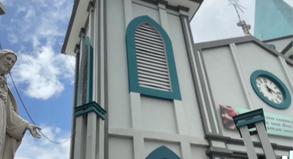La parroquia con un techo en forma de cruz y reliquias de santos
