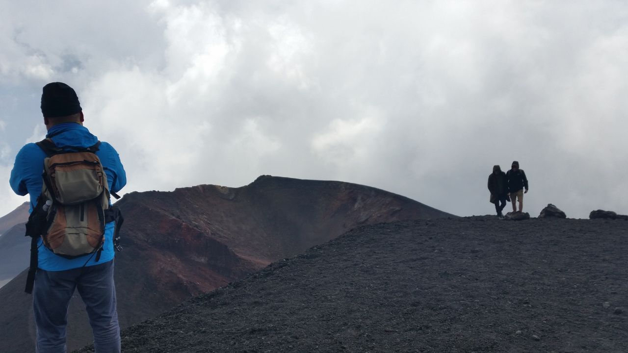 Captan a grupo de personas en zona restringida del volcán Turrialba