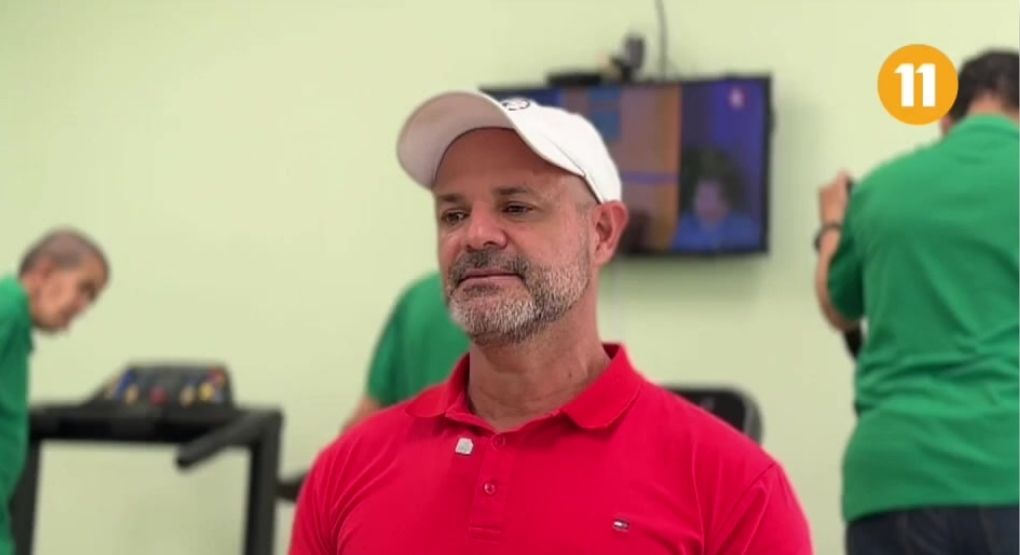 Profesor dedica su vida a llevar alegría a personas con discapacidad