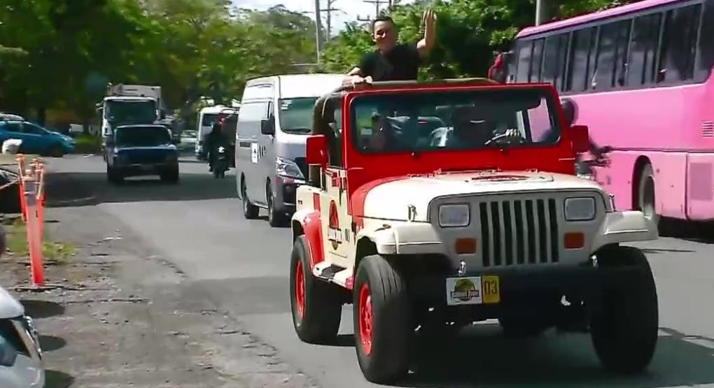 Vehículo inspirado en Jurassic World transporta a pequeños y grandes al universo de los dinosaurios
